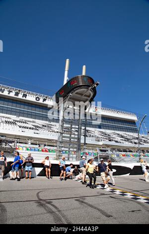 Il traguardo all'autodromo di Daytona. Può sembrare piatto sulla tv ma ha un angolo sorprendentemente ripido. Foto Stock