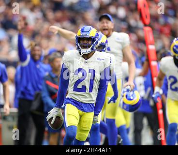 Houston, Texas, Stati Uniti. 31 ottobre 2021: Los Angeles Rams Cornerback dont'e Deayon (21) reagisce dopo un'intercettazione che è stata successivamente richiamata a causa di una penalità durante una partita NFL tra Houston e Los Angeles Rams il 31 ottobre 2021 a Houston, Texas. (Credit Image: © Scott Coleman/ZUMA Press Wire) Foto Stock