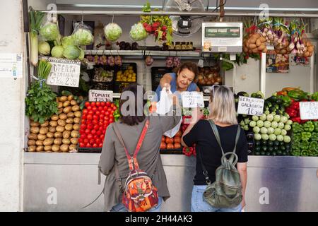 Bancarella di frutta e verdura nel mercato centrale di Cadice Foto Stock