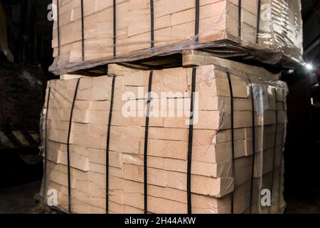 Un mazzo di mattoni refrattari, blocchi di mattoni ignifughi Foto stock -  Alamy