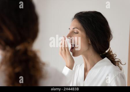 Donna coprire la bocca con palma controllare respiro freschezza Foto Stock