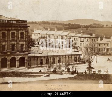 Bagni caldi a Buxton, Derbyshire: L'esterno degli edifici vista da una collina di fronte. Fotografia di Poulton. Foto Stock