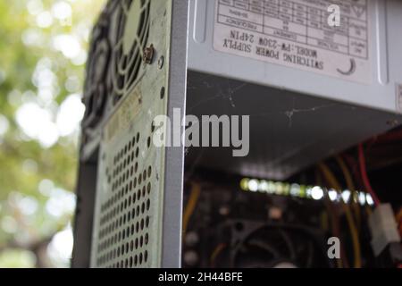 Un vecchio computer di famiglia pieno di ragnatela, polvere e virus. La manutenzione è un fattore chiave per mantenere i computer in buone condizioni e funzionanti. Foto Stock