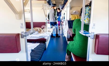 Passeggeri in auto di 3 classe, carrozza platzcart nel treno operato da Kazakhstan Temir Zholy Foto Stock