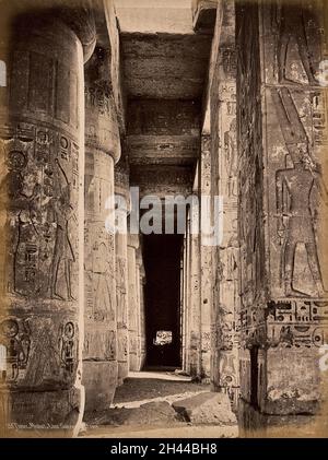 Luxor, Egitto: Il Tempio di Ramesse III a Medinet Habu: Colonne scolpite nella seconda Corte. Fotografia di Pascal Sébah, ca. 1875. Foto Stock