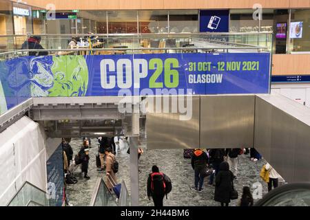 Londra Euston, Regno Unito 31 ottobre 2021: I passeggeri della ferrovia in trefolo che si dirigeranno verso il vertice climatico della COP26 a Glasgow, aspettando nella stazione ferroviaria di Euston a causa del maltempo di intense tempeste, venti elevati che causano danni ai cavi elettrici aerei lungo il tragitto verso nord e alberi caduti sulla pista ferroviaria. Credit: Xiu Bao/Alamy Live News Foto Stock