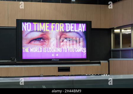 Londra Euston, UK 31 ottobre 2021: Lo slogan billboard visualizzato sullo schermo a LED indica "NESSUN TEMPO PER IL RITARDO" e "IL MONDO TI STA GUARDANDO COP26" alla stazione ferroviaria di Euston per ricordare ai partecipanti che si recano al summit climatico COP26 che si svolge a Glasgow. Credit: Xiu Bao/Alamy Live News Foto Stock