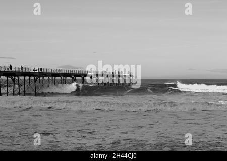 Immagine in bianco e nero che guarda verso est dal bellissimo, storico, molo vittoriano a Saltburn vicino al mare sulla costa nord-orientale dell'Inghilterra. Foto Stock