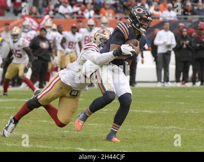 Chicago, Stati Uniti. 31 ottobre 2021. San Francisco 49ers fine difensiva Samson Ebukam Sacks Chicago Bears quarterback Justin Fields durante il quarto trimestre al Soldier Field di Chicago Domenica, 31 ottobre 2021. 49ers ha vinto il 33-22. Foto di Mark Black/UPI Credit: UPI/Alamy Live News Foto Stock