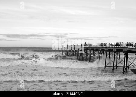 Immagine in bianco e nero che guarda verso est dal bellissimo, storico, molo vittoriano a Saltburn vicino al mare sulla costa nord-orientale dell'Inghilterra. Foto Stock