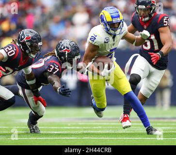 Houston, Texas, Stati Uniti. 31 ottobre 2021: Los Angeles Rams Wide Receiver Robert Woods (2) porta la palla durante una partita NFL tra Houston e i Los Angeles Rams il 31 ottobre 2021 a Houston, Texas. (Credit Image: © Scott Coleman/ZUMA Press Wire) Foto Stock