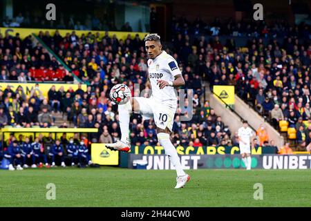 Norwich, Regno Unito. 31 ottobre 2021. Raphinha di Leeds ha Unito la palla durante la partita della Premier League tra Norwich City e Leeds United a Carrow Road il 31 ottobre 2021 a Norwich, Inghilterra. (Foto di Mick Kearns/phcimages.com) Credit: PHC Images/Alamy Live News Foto Stock