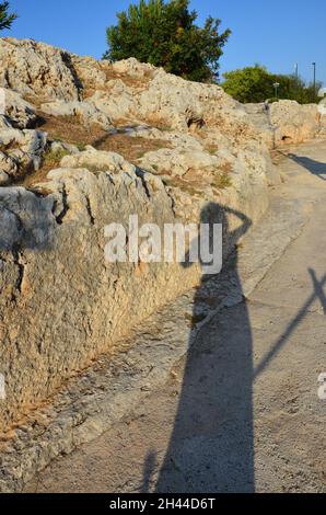 Alcune foto del parco archeologico della bellissima città più antica di Siracusa, colonia costruita dai Greci, in un soleggiato pomeriggio estivo. Foto Stock