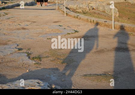 Alcune foto del parco archeologico della bellissima città più antica di Siracusa, colonia costruita dai Greci, in un soleggiato pomeriggio estivo. Foto Stock