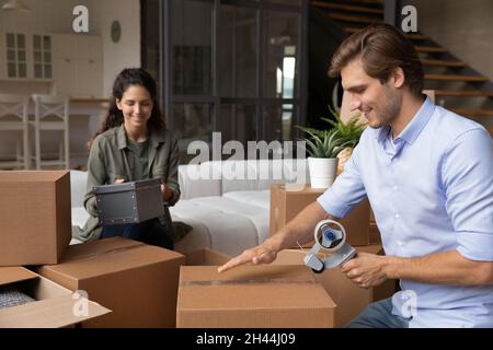 Le coppie imballano i loro effetti personali che si preparano per il trasferimento Foto Stock