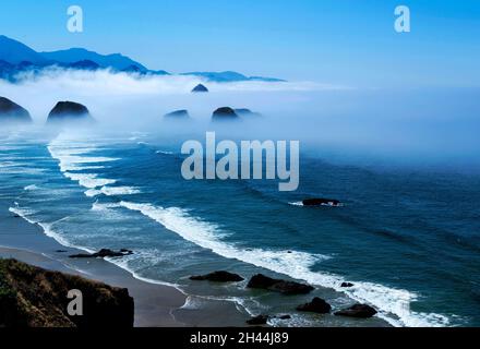 Vista di Cannon Beach da Ecola Point in Heavy FOG, Ecola state Park, Oregon Foto Stock