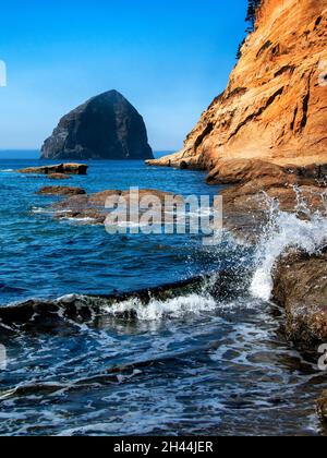 Haystack Rock a Cape Kiwanda, Pacific City, Oregon Foto Stock