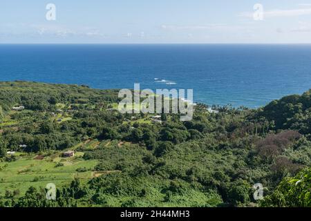 Vista panoramica aerea di un piccolo villaggio costiero vicino Hana sul lato est di Maui, Hawaii Foto Stock