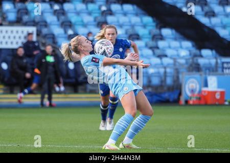 Manchester, Regno Unito. 31 ottobre 2021. Manchester, Inghilterra, 31 ottobre Alex Greenwood (5 Manchester City) controlla la palla durante la partita di semifinale della Vitality Womens fa Cup tra Manchester City e Chelsea all'Academy Stadium di Manchester, Inghilterra Natalie Mincher/SPP Credit: SPP Sport Press Photo. /Alamy Live News Foto Stock