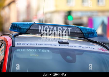 WUERZBURG, GERMANIA - 31 OTTOBRE 2021: Vicino a una strada si trova un'auto tedesca ambulante proveniente dalla croce rossa bavarese. Foto Stock