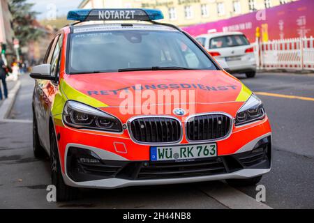 WUERZBURG, GERMANIA - 31 OTTOBRE 2021: Vicino a una strada si trova un'auto tedesca ambulante proveniente dalla croce rossa bavarese. Foto Stock