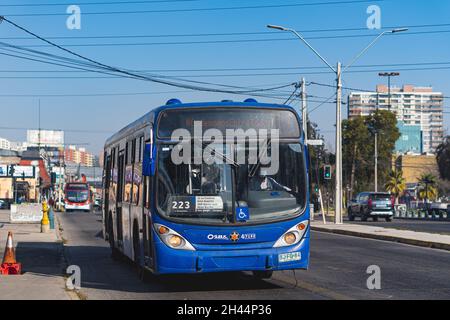 Santiago, Cile - Agosto 2021: Un Transantiago, o Metropolitana Rossa di Movilidad, autobus a Santiago Foto Stock