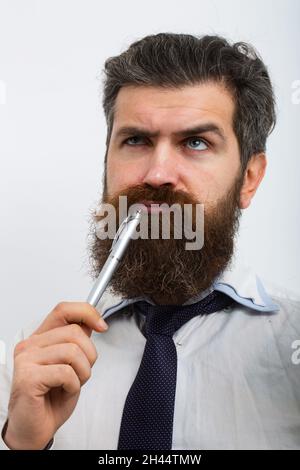 Uomo concentrato con penna in bocca. Sta pensando. Concetto aziendale. Fuggi dalla crisi. Faccia divertente. Ottima idea. Foto Stock