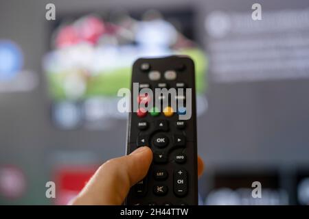 Man Hand sfogliare le app Smart tv, zapping canali sul tempo di blocco tempo libero, stile di vita domestico Foto Stock