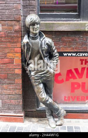 Statua di John Lennon fuori dal Cavern Pub, il quartiere Cavern, Mathew Street, Liverpool, Merseyside, Inghilterra, Regno Unito Foto Stock