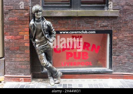 Statua di John Lennon fuori dal Cavern Pub, il quartiere Cavern, Mathew Street, Liverpool, Merseyside, Inghilterra, Regno Unito Foto Stock