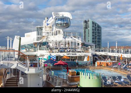 Pool Deck, nave da crociera Royal Caribbean 'Anthem of the Seas' all'ormeggio, Princes Parade, Liverpool, Merseyside, Inghilterra, Regno Unito Foto Stock