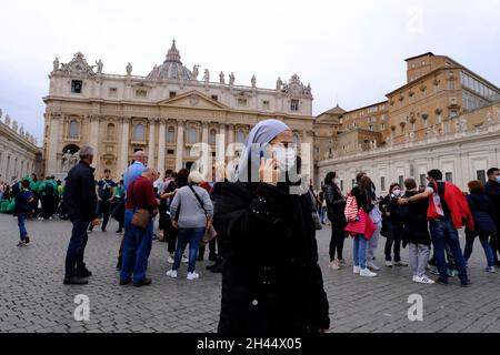 Città del Vaticano . 31 ottobre 2021. La gente frequenta la preghiera settimanale del Papa all'Angelus in Piazza San Pietro il 31 ottobre 2021 in Vaticano. Credit: ALEXANDROS MICHAILIDIS/Alamy Live News Foto Stock