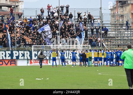 Pagani, Italia. 31 ottobre 2021. Pagani, Salerno, Italia - 30 ottobre 2021 : i giocatori paganesi salutano i loro fan dopo la fine della partita del Campionato Italiano di Calcio, Serie C, Gruppo C, dodicesimo giorno, Paganese contro Virtus Francavilla. Risultato finale Paganese - Virtus Francavilla 2 - 1 (Photo by Pasquale Senatore/Pacific Press) Credit: Pacific Press Media Production Corp./Alamy Live News Foto Stock