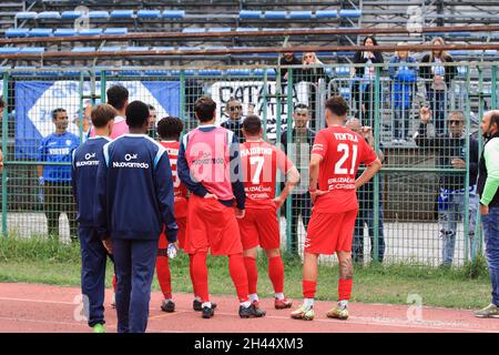 Pagani, Italia. 31 ottobre 2021. Pagani, Salerno, Italia - 30 ottobre 2021 : i giocatori di Virtus Francavilla a parlare con i loro tifosi dopo la fine della partita del Campionato Italiano di Calcio, Serie C, gruppo c, dodicesimo giorno, Paganese Vs Virtus Francavilla. Risultato finale Paganese - Virtus Francavilla 2 - 1 (Photo by Pasquale Senatore/Pacific Press) Credit: Pacific Press Media Production Corp./Alamy Live News Foto Stock