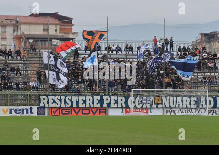 Pagani, Italia. 31 ottobre 2021. Pagani, Salerno, Italia - 30 ottobre 2021 :tifosi paganesi sugli stand con bandiere e sciarpe durante la partita del Campionato Italiano di Calcio, Serie C, gruppo C, dodicesimo giorno, Paganese contro Virtus Francavilla. Risultato finale Paganese - Virtus Francavilla 2 - 1 (Photo by Pasquale Senatore/Pacific Press) Credit: Pacific Press Media Production Corp./Alamy Live News Foto Stock