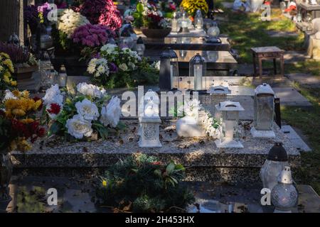 Tombe sul cimitero Wolski - il cimitero cattolico romano situato nella città di Varsavia, in Polonia Foto Stock