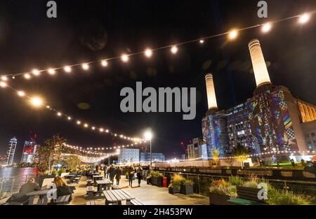 Proiezione e illuminazioni progetto d'arte, Light Up Nine Elms e Kennington, Wandsworth, Lambeth, Londra, Inghilterra Foto Stock