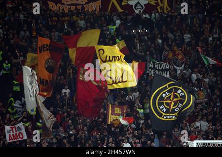 Roma, Italia. 01 Novembre 2021. ROMA, Italia - 31.10.2021: BANDIERE IN CURVA SUD ROMA TIFOSI nella Serie Italiana Una partita di calcio tra ROMA e AC MILANO allo stadio Olimpico di Roma. Credit: Independent Photo Agency/Alamy Live News Foto Stock