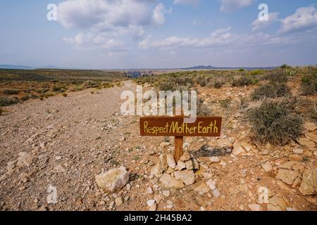 Rispetta il poster Madre Terra nel mezzo del deserto su strada sterrata in Arizona Foto Stock