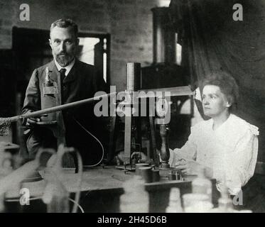 I chimici e fisici francesi Pierre e Marie Curie, pionieri nella scoperta delle radiazioni Foto Stock