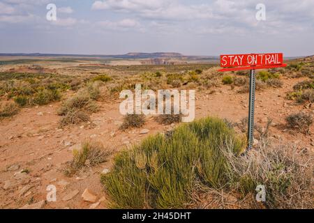 Poster Stay on Trail nel mezzo del deserto su una strada sterrata in Arizona Foto Stock