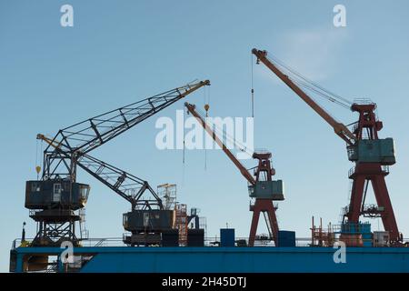 Old Cranes nella vecchia area dei cantieri navali di Göteborg, Svezia Foto Stock