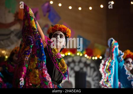 Tieton, Washington, Stati Uniti. 31 ottobre 2021. I membri del Balletto Folklorico della scuola superiore di Davis suonano "la Llorona" alla celebrazione della comunità dia de los Muertos a Tieton, Washington domenica 31 ottobre 2021. Tieton Arts & Humanities ospita la celebrazione annuale per ricordare gli amici e i membri della famiglia che sono morti e per aiutare a sostenere il loro viaggio spirituale. Credit: Paul Christian Gordon/Alamy Live News Foto Stock