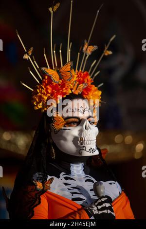 Tieton, Washington, Stati Uniti. 31 ottobre 2021. Cindy Lemus vestito come la Calavera Catrina apre la Dia de los Muertos Community Celebration a Tieton, Washington domenica 31 ottobre 2021. Tieton Arts & Humanities ospita la celebrazione annuale per ricordare gli amici e i membri della famiglia che sono morti e per aiutare a sostenere il loro viaggio spirituale. Credit: Paul Christian Gordon/Alamy Live News Foto Stock