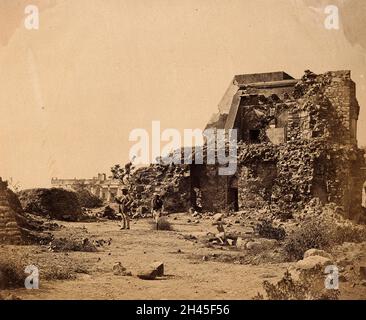 India: Un osservatorio rovinato e batteria con vista distante della casa di Hindoo Rao. Fotografia di F. Beato. Foto Stock