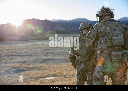 I tecnici per lo smaltimento delle prescrizioni esplosive (89D) all'interno del 71° gruppo di Ordnance si allenano intensamente durante la formazione di supporto alle forze operative speciali (SST) per aumentare la preparazione alle missioni e la sopravvivenza in ambienti urbani ostili per le future implementazioni a Fort Carson, Colorado, 29 ottobre 2021. (STATI UNITI Foto dell'esercito di Sgt. Apolonia Gaspar) Foto Stock