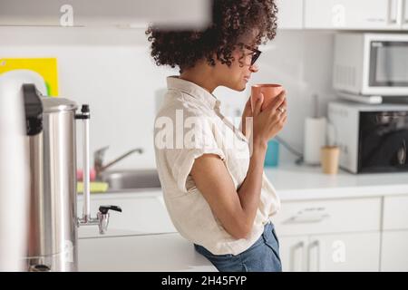 Sorridente bella signora che va a bere il caffè Foto Stock