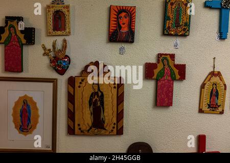 Icone religiose in vendita nel negozio di articoli da regalo della chiesa di San Felipe de Neri, centro storico di Albuquerque, New Mexico Foto Stock