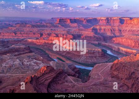 La luce soffusa dell'ora d'oro Smoky colpisce il fiume Colorado Gooseneck al Dead Horse Point state Park, Utah Foto Stock