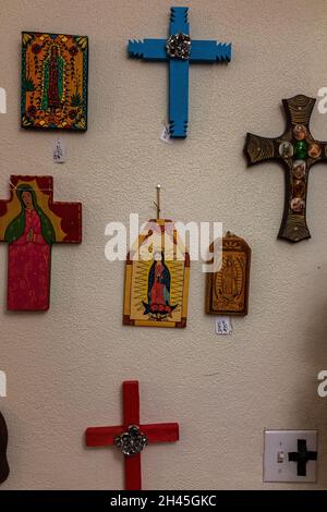 Icone religiose in vendita nel negozio di articoli da regalo della chiesa di San Felipe de Neri, centro storico di Albuquerque, New Mexico Foto Stock